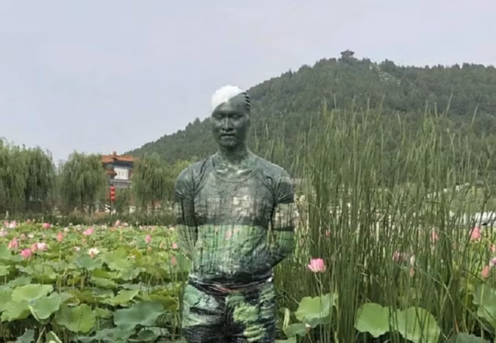 Họa sĩ tàng hình Trung Quốc ẩn mình vào môi trường. Các nhà khoa học nước này đang phát triển loại vật liệu có thể thay đổi màu sắc mà không cần phải tô màu trước như này. (Ảnh: Baidu)