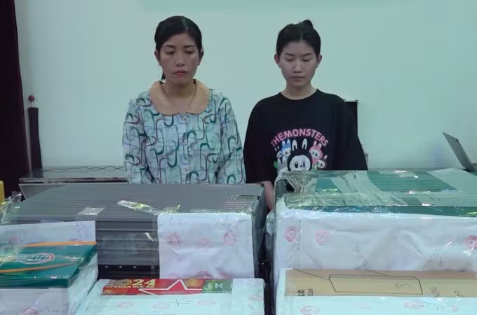 Nguyễn Thị Thu Trang (trái) và Võ Thu Hiền cùng tang vật. Ảnh: Công an cung cấp
