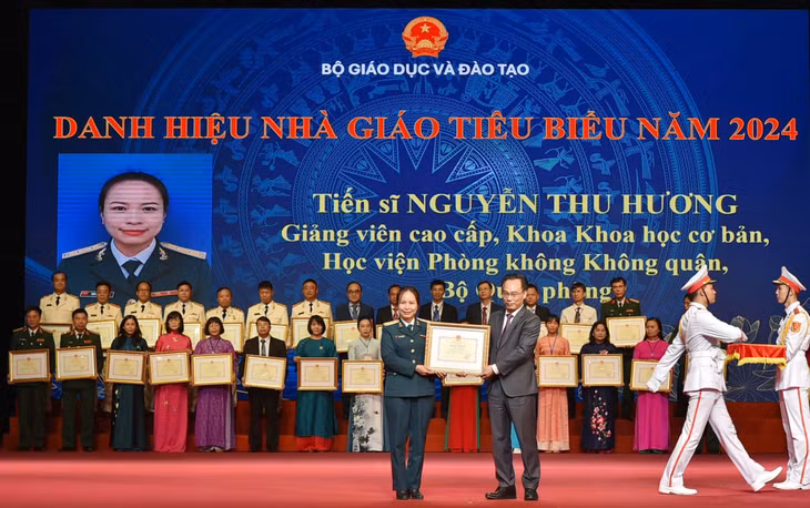 Tiến sĩ, Trung tá Nguyễn Thu Hương nhận danh hiệu Nhà giáo tiêu biểu năm 2024.