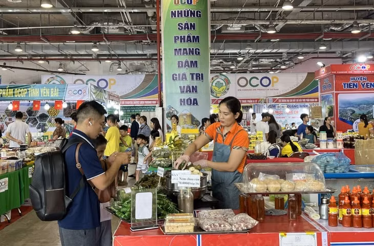Khách hàng mua sắm tại Hội chợ OCOP Khu vực Đông Bắc - Quảng Ninh 2024.