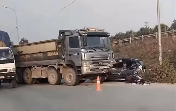 Hiện trường vụ tai nạn liên hoàn giữa hai xe ô tô và một xe máy tại Bắc Giang. Ảnh FB.