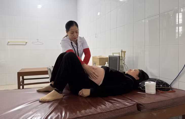 Bác sĩ Trạm Y tế xã Đồn Đạc (huyện Ba Chẽ) khám thai định kỳ cho thai phụ.