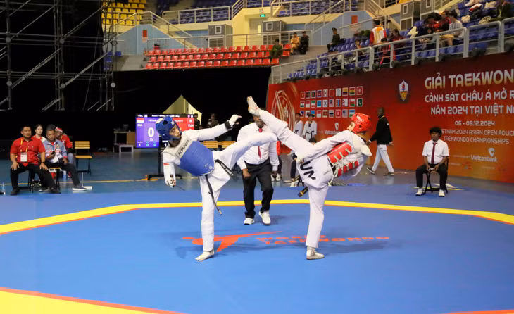 2 VĐV tranh tài nảy lửa trong một trận đấu đối kháng nội dung nam hạng cân dưới 58kg.