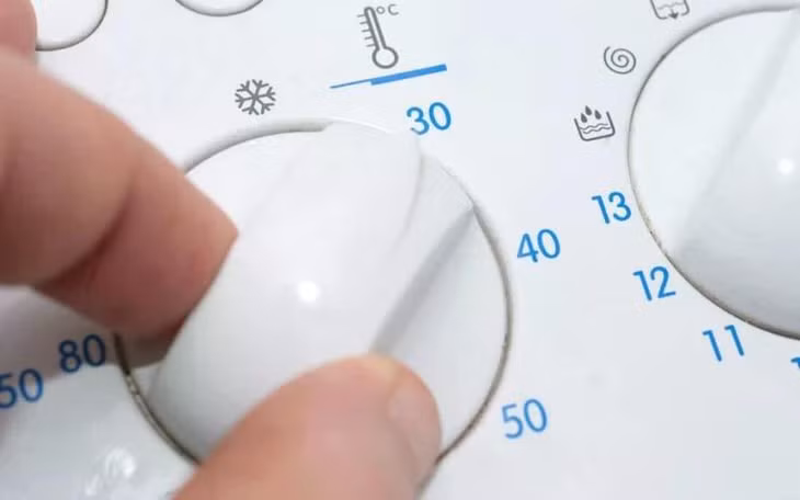 Chế độ giặt với nước mát cũng được khuyến khích nhằm giảm bớt tình trạng vi sợi bị bào mòn khỏi quần áo. (Ảnh: Le Parisien)