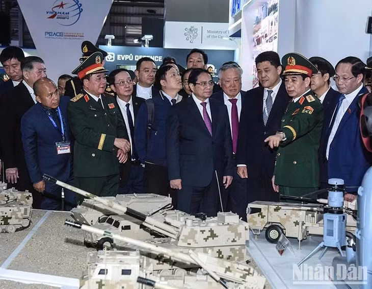 Thủ tướng Phạm Minh Chính và các đồng chí lãnh đạo đi tham quan các khu vực trưng bày của Triển lãm. (Ảnh: TRẦN HẢI)
