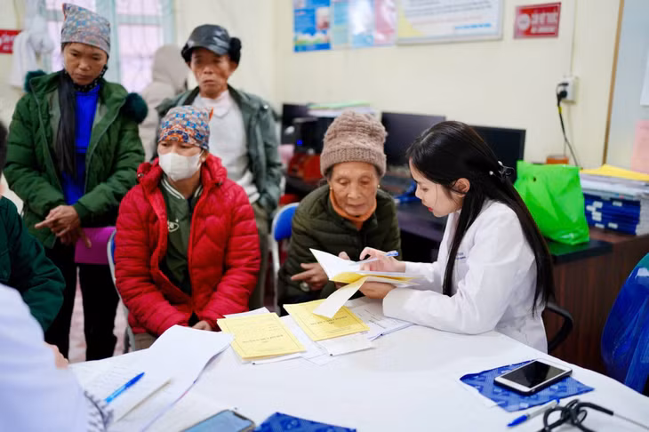 Bác sĩ Bệnh viện Đa khoa tỉnh tham gia chương trình khám sức khỏe, phát thuốc miễn phí cho người dân xã đảo Vĩnh Thực (TP Móng Cái), ngày 14/12/2024.