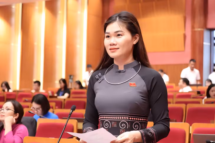 Đại biểu Lài Thị Hiền, Bí thư Đảng ủy xã Húc Động, Tổ đại biểu Bình Liêu - Tiên Yên - Ba Chẽ, phát biểu tại Kỳ họp thứ 19, HĐND tỉnh khoá XIV.
