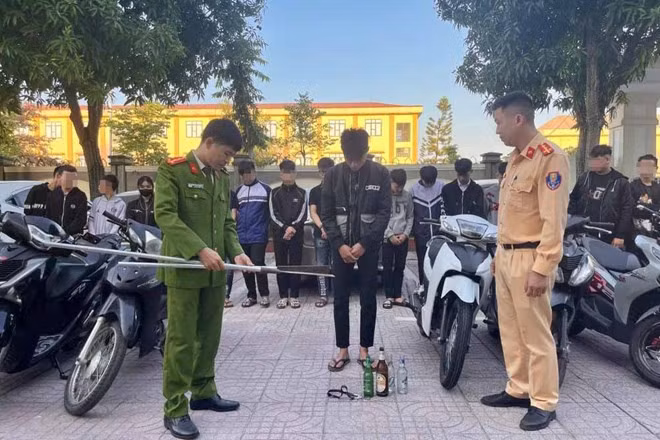 Nhóm học sinh gây náo loạn trong đêm bị triệu tập. Ảnh: Công an Hà Tĩnh.