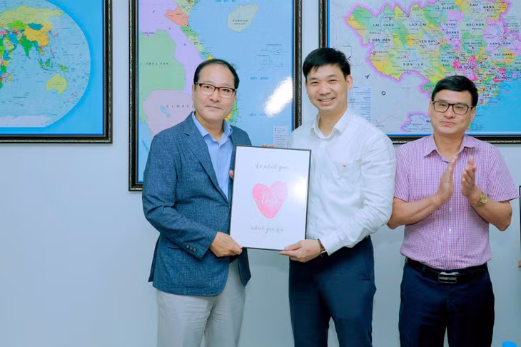 Ông Kim InWoo tặng quà lưu niệm cho Bí thư Thành ủy Đông Triều Nguyễn Văn Công.