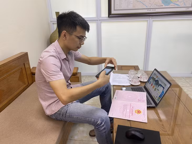 Công dân TP Đông Triều nộp thủ tục hành chính qua Dịch vụ công trực tuyến.