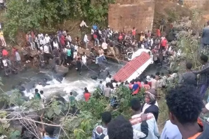 Hình ảnh do chính quyền khu vực Sidama của Ethiopia cung cấp cho thấy nhiều người đang tìm cách kéo chiếc xe khỏi dòng sông - Ảnh: Al Jazeera