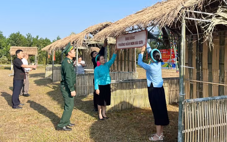 Quân và dân xã Hải Sơn (TP Móng Cái) chỉnh trang gian hàng trưng bày sản phẩm tại địa điểm diễn ra Ngày hội Đại đoàn kết toàn dân tộc năm 2024. Ảnh: Trúc Linh