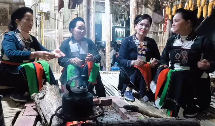 Hát giao lưu Soóng Cọ bên bếp lửa nhà sàn truyền thống.