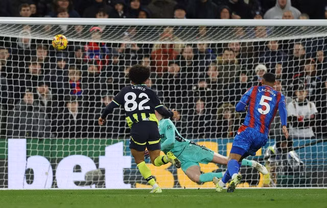 Rico Lewis sút tung nóc lưới Crystal Palace