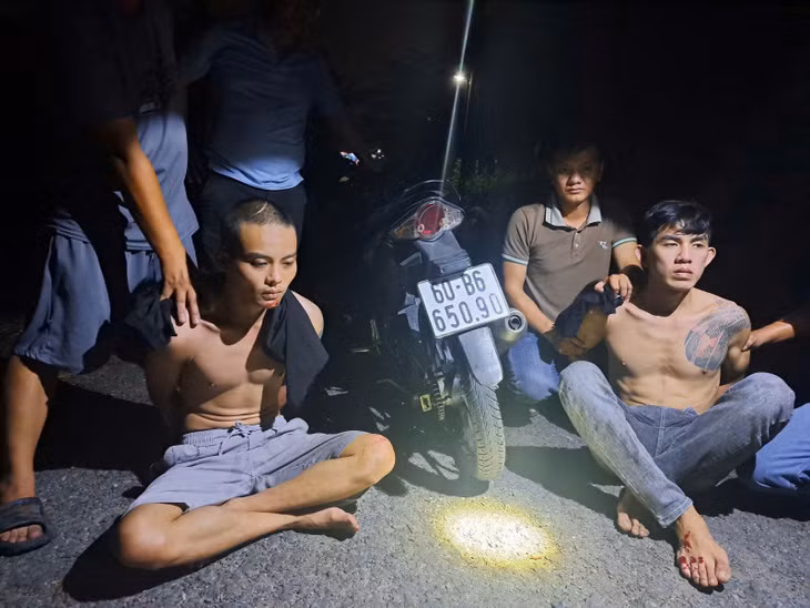Công an bắt giữ các đối tượng ngay trong đêm.