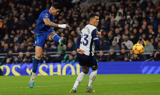 Fernandez vô-lê, nâng tỷ số lên 3-2 cho Chelsea. Ảnh: Guardian
