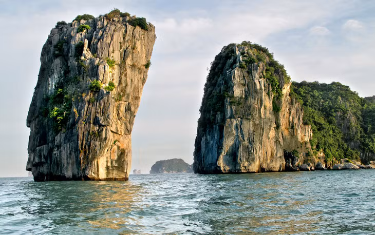 Núi đá cô đơn ngoài khơi xa. Ảnh: Đỗ Giang