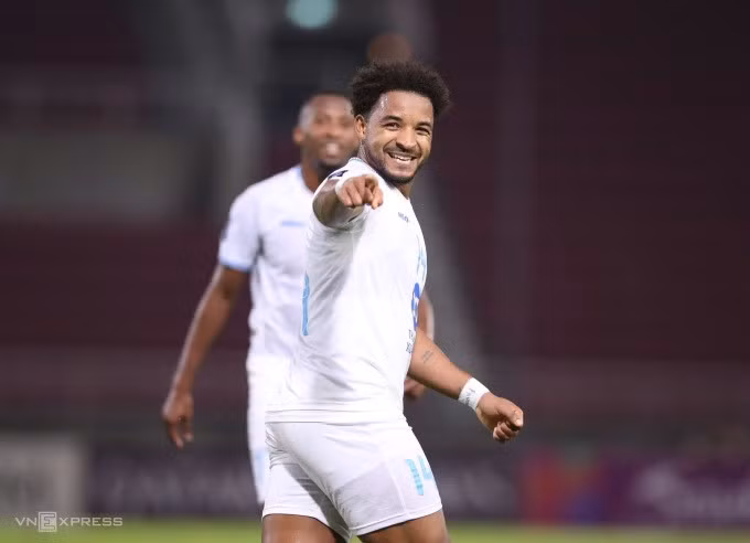 Nguyễn Xuân Son mừng bàn mở tỷ số trong trận Nam Định thua Bangkok United 2-3, tại lượt cuối bảng G AFC Champions League Two 2024-2025. Ảnh: Lâm Thỏa