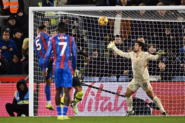 Maxence Lacroix ghi bàn, Crystal Palace vượt lên dẫn trước