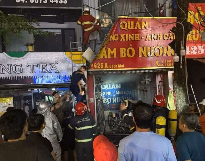 Cảnh sát đưa được 3 người mắc kẹt trong đám cháy xuống đất an toàn.