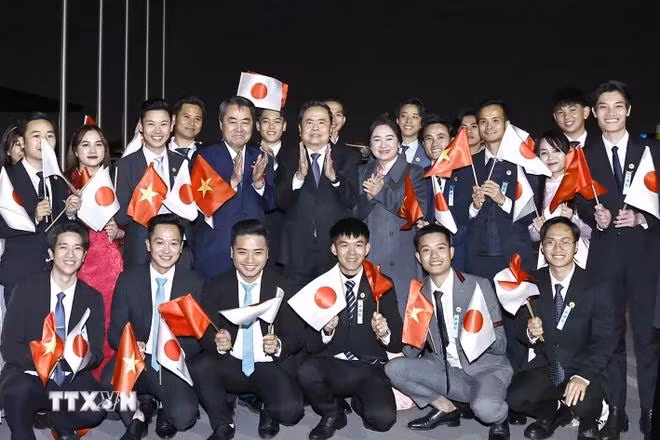 Cán bộ, nhân viên Đại sứ quán, đại diện bà con kiều bào Việt Nam tại Nhật Bản đón Chủ tịch Quốc hội Trần Thanh Mẫn và Phu nhân tại Sân bay Haneda. (Ảnh: Doãn Tấn/TTXVN)