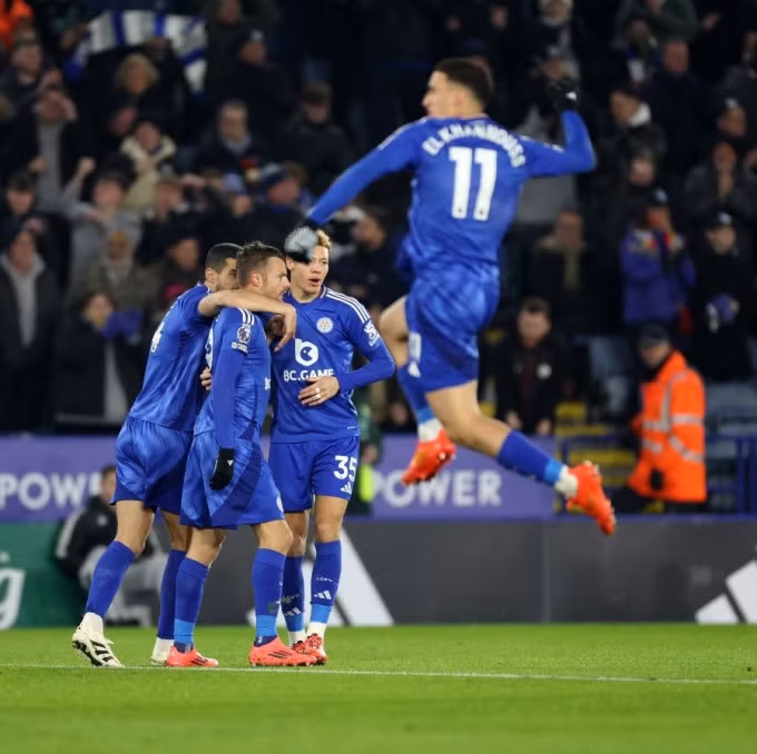 Các cầu thủ Leicester mừng bàn mở tỷ số ngay phút 2 của Jamie Vardy. Ảnh: Leicester FC