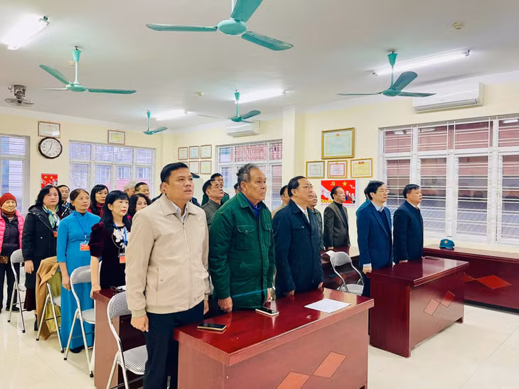 Cử tri khu phố 8, phường Hồng Hải làm lễ chào cờ trước khi tiến hành bầu cử.