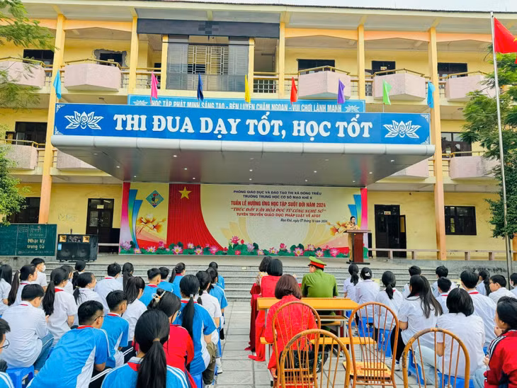 Trường THCS Mạo Khê II phối hợp Đội CSGT Công an TP Đông Triều tuyên truyền luật giao thông cho học sinh.