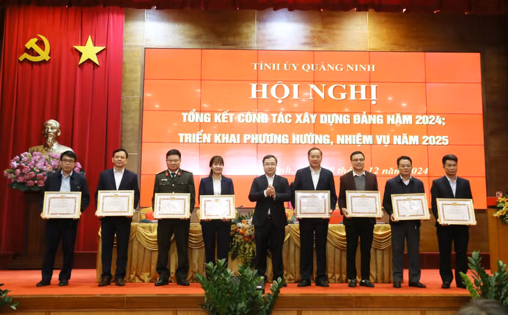 Đồng chí trao Bằng khen của Ban Thường vụ Tỉnh ủy cho các tập thể có thành tích xuất sắc