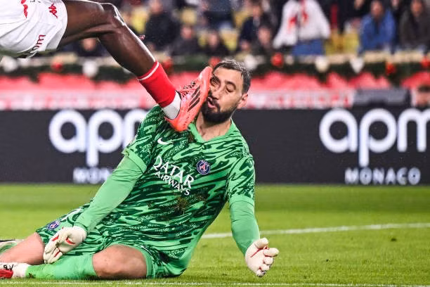 Gầm giày của Singo suýt vào mắt Donnarumma.
