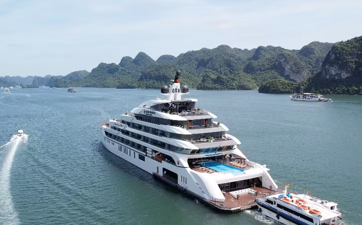 Các sản phẩm du lịch mới phát triển trên Vịnh Hạ Long, Bái Tử Long gia tăng cả về số lượng và quy mô đầu tư trong năm nay. Ảnh: Du thuyền Grand Pioneers II do Công ty Vận tải Việt Thuận đầu tư, chở khách tham quan Vịnh Hạ Long.
