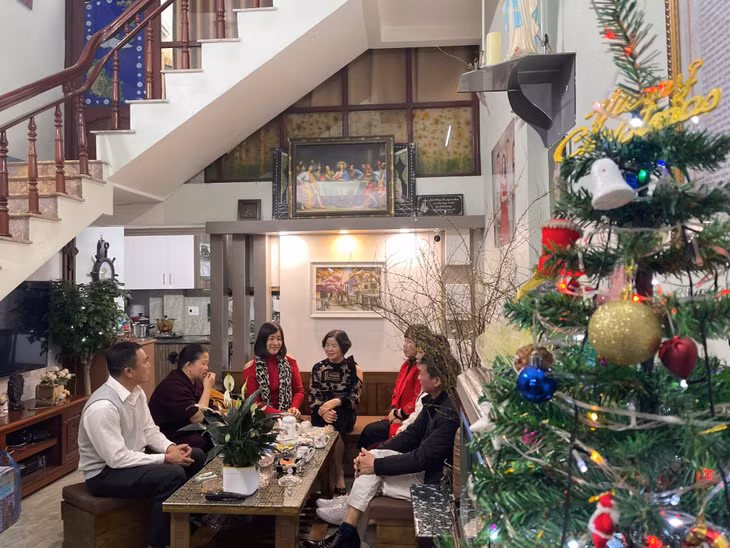 Gia đình anh Ngô Thanh Cường, chị Vũ Thị Hường, phường Hồng Gai cùng nhau quây quần, trò chuyện trong ngày lễ Giáng sinh tạo không khí ấm áp, phấn khởi.