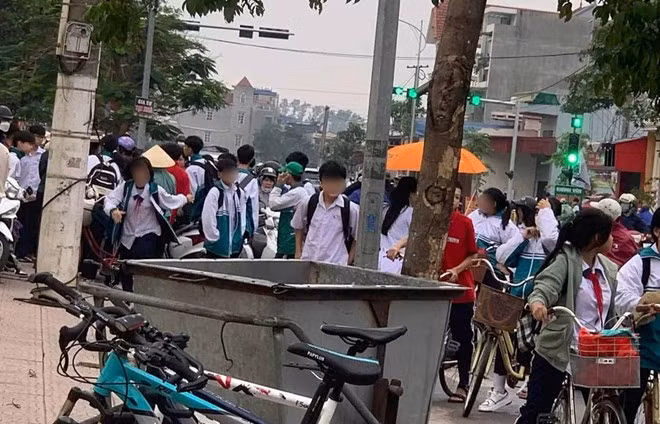 Công an điều tra vụ nữ sinh lớp 8 tử vong tại trường ở Hải Phòng. Ảnh: Page Hải Phòng