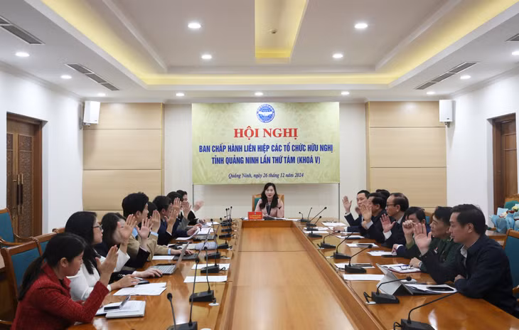Các đồng chí trong Liên hiệp các tổ chức hữu nghị tỉnh biểu quyết thông qua công tác kiện toàn cán bộ tại hội nghị.