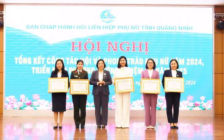 Các tập thể có thành tích xuất sắc nhận bằng khen của Hội LHPN tỉnh.