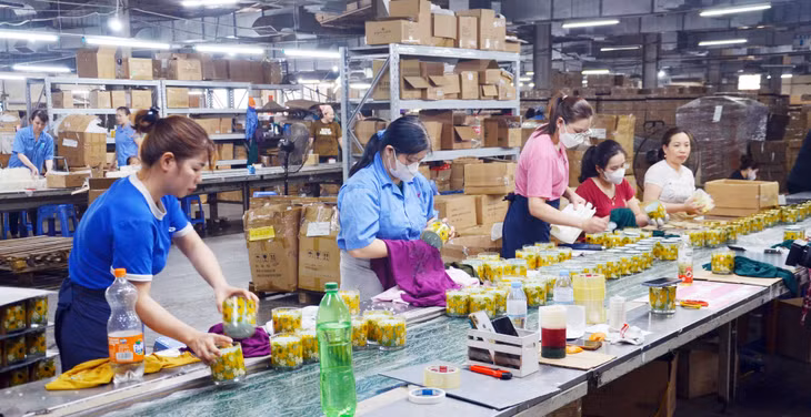 Công nhân đang làm việc tại bộ phận hoàn thiện, Công ty TNHH MTV Nến nghệ thuật AIDI Việt Nam (KCN Cái Lân, TP Hạ Long).