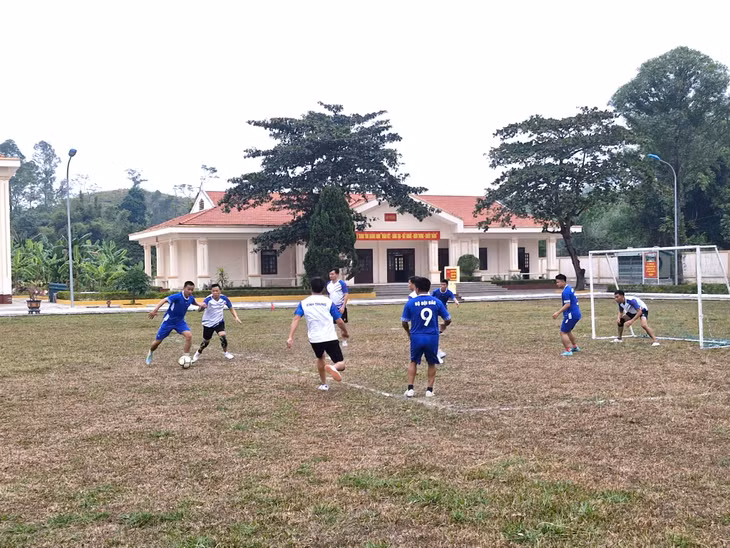 CBCS Đại đội đảo Vĩnh Thực giao lưu bóng đá với nhân dân trên địa bàn.