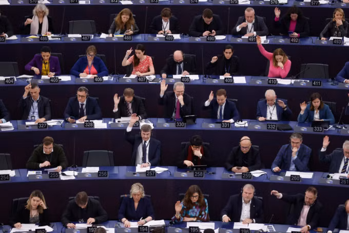 Các nhà lập pháp Liên minh châu Âu bỏ phiếu về Đạo luật AI tại Nghị viện châu Âu ở Strasbourg, Pháp. Ảnh: AP