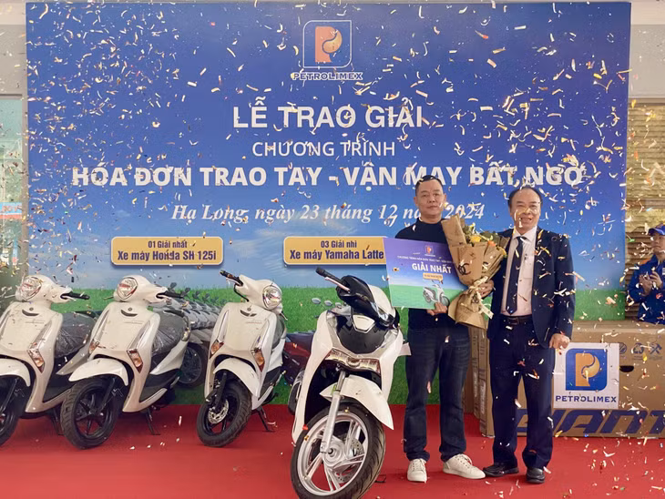 Đại diện lãnh đạo Công ty xăng dầu B12 (Petrolimex Quảng Ninh) trao giải nhất 1 xe máy Honda SH 125i 2024 phiên bản cao cấp cho khách hàng Cam Văn Giang (phường Hải Yên, TP Móng Cái).