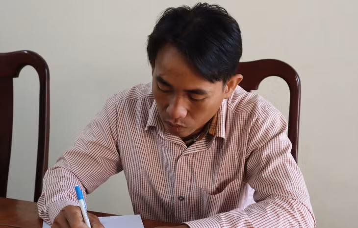 Bùi Văn Hoàng Anh tại cơ quan công an. Ảnh: T.T