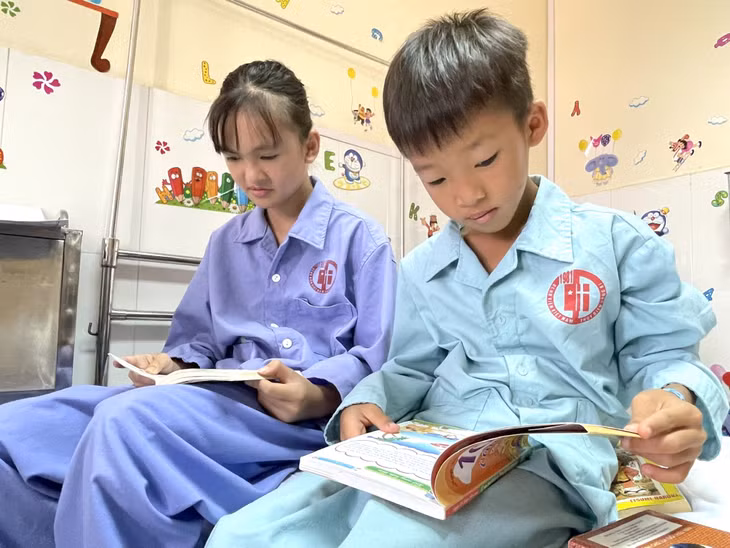 Ngô Thị Anh Thư (xã Tiên Lãng, huyện Tiên Yên) được chữa trị tại Bệnh viện VN-TĐ Uông Bí, đến nay đã có thể nói, đọc phát âm và cười.