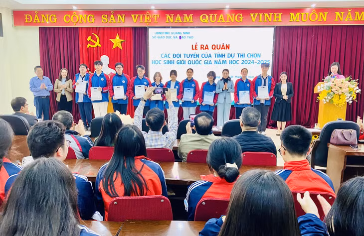 Các đồng chí lãnh đạo Sở GD&amp;ĐT tỉnh cùng đại diện cha mẹ học sinh chúc mừng các đội tuyển dự thi chọn học sinh giỏi quốc gia THPT năm học 2024-2025.