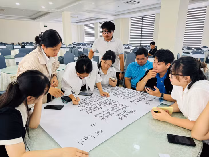 Tập huấn bảo vệ động vật hoang dã nguy cấp gắn với phát triển du lịch bền vững thuộc mô hình “Du lịch Quảng Ninh nói không với sản phẩm động vật hoang dã trái pháp luật”.