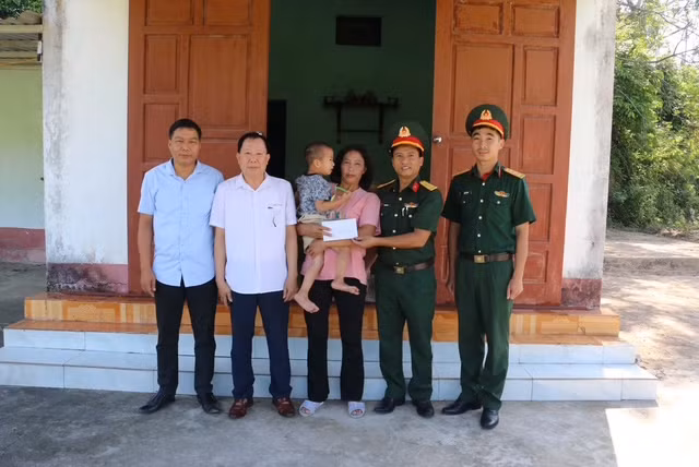 Ban CHQS huyện Cô Tô phối hợp tặng quà cho các cháu có hoàn cảnh khó khăn mất nguồn nuôi dưỡng.