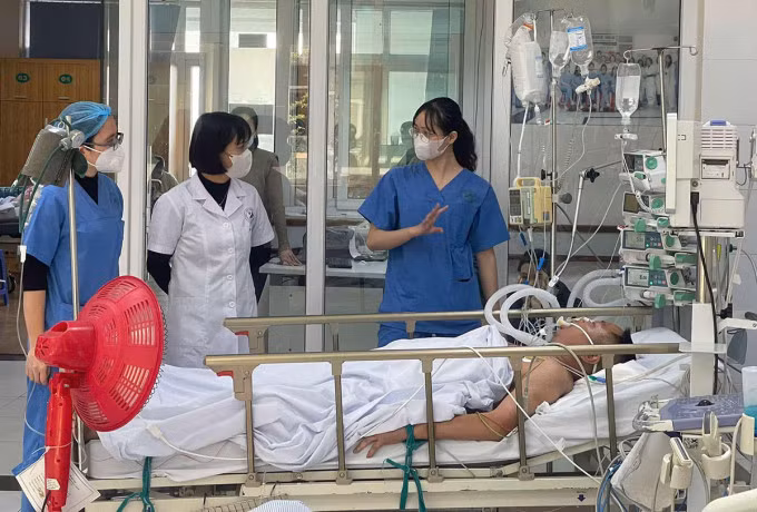 Các bác sĩ thảo luận về tình trạng bệnh nhân ngộ độc rượu khi mới vào điều trị tại Bệnh viện Đa khoa Đức Giang. Ảnh: Bệnh viện cung cấp