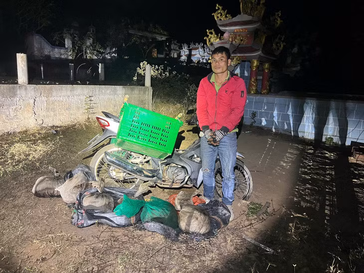Người đàn ông cùng tang vật - Ảnh: TRẦN KHÔI