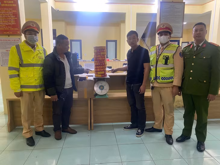 Lực lượng chức năng bàn giao số pháo và người vi phạm cho lực lượng chức năng TX Quảng Yên.