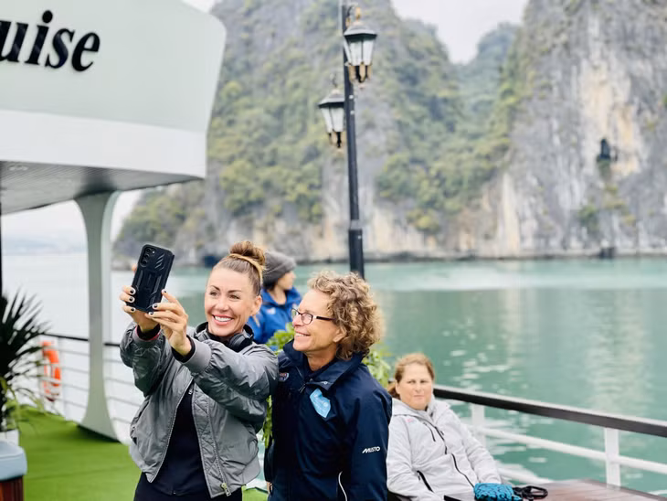 Du khách quốc tế thích thú check-in trên Vịnh Hạ Long.