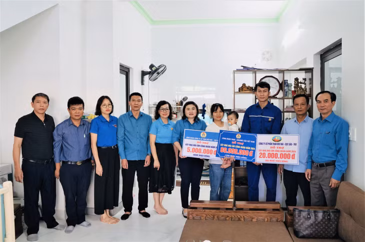 Công đoàn Công ty CP Than Đèo Nai - Cọc Sáu - TKV tặng hỗ trợ kinh phí xây nhà mới cho gia đình anh Điệp Văn Hải (thứ 3 bên phải) công nhân lái xe Phân xưởng Vận tải 2 của công ty.