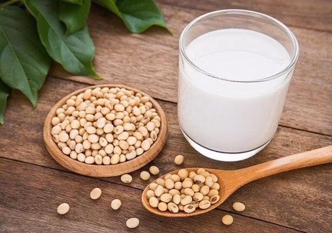 Việc bổ sung các loại thức uống phù hợp vào mùa đông không chỉ giúp làm ấm cơ thể mà còn hỗ trợ tăng cường sức khỏe xương một cách hiệu quả. Ảnh: ABOLUOWANG.